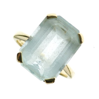 Lot 17 - Aquamarine single stone 18ct gold ring