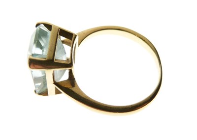 Lot 17 - Aquamarine single stone 18ct gold ring