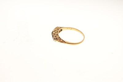 Lot 9 - Antique 18ct gold five-stone diamond ring