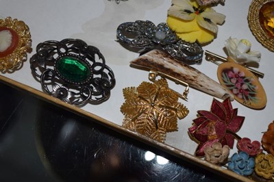 Lot 98 - Collection of costume brooches