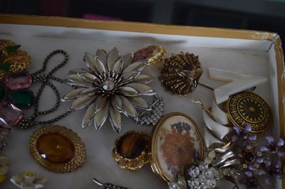 Lot 98 - Collection of costume brooches
