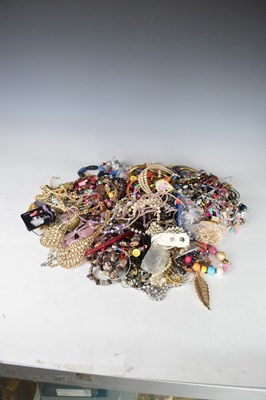 Lot 101 - Assorted group costume jewellery