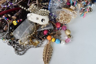 Lot 101 - Assorted group costume jewellery
