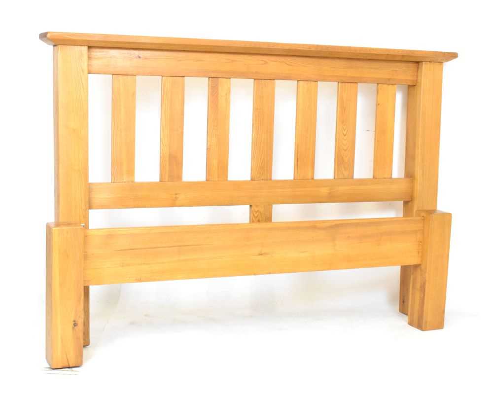 Lot 550 - Modern oak bed