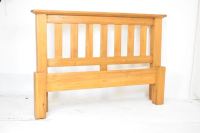 Lot 550 - Modern oak bed