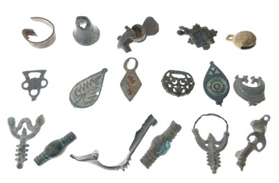 Lot 163 - Assorted small antiquities and artefacts