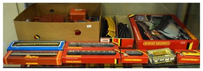 Lot 254 - Quantity of boxed Hornby carriages, and Airfix