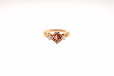 Lot 11 - Victorian 15ct gold ring set garnet and opals