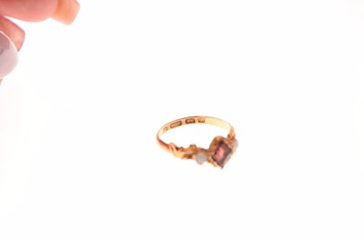 Lot 11 - Victorian 15ct gold ring set garnet and opals
