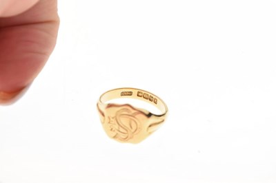 Lot 22 - 18ct gold signet ring