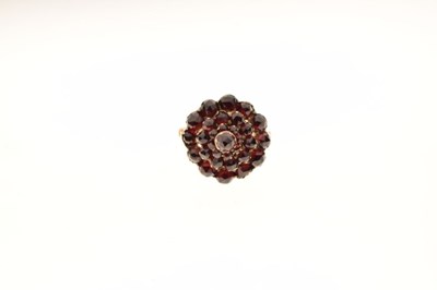 Lot 21 - Unmarked yellow metal and garnet-coloured stone cluster ring