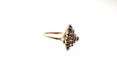 Lot 21 - Unmarked yellow metal and garnet-coloured stone cluster ring