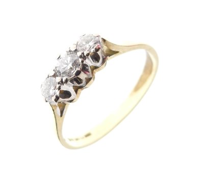 Lot 5 - 18ct gold diamond three-stone ring