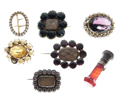 Lot 59 - Small group of mainly 19th Century mourning jewellery