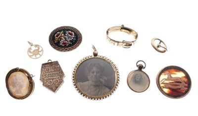 Lot 69 - Small group of various lockets and brooches