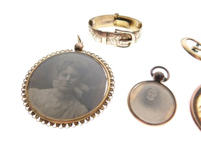 Lot 69 - Small group of various lockets and brooches
