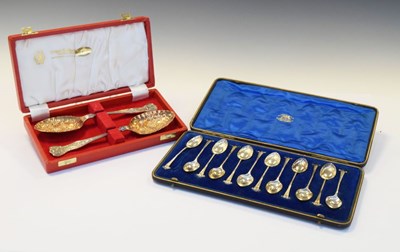 Lot 179 - Cased pair of Elizabeth II berry spoons and Edward VII cased set of twelve teaspoons