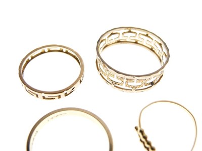 Lot 39 - 9ct gold wedding band, and two Greek key rings etc