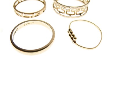 Lot 39 - 9ct gold wedding band, and two Greek key rings etc