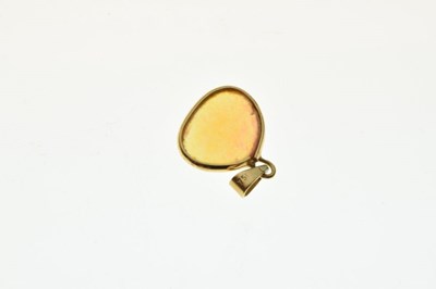 Lot 52 - Yellow metal (750) and opal pendant