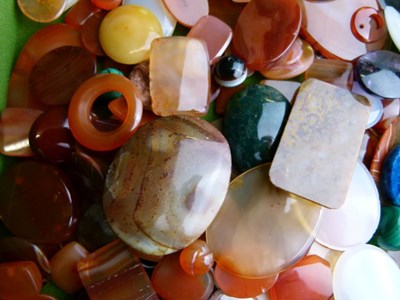 Lot 64 - Large collection of assorted agates and other hardstones