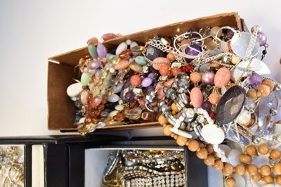 Lot 115 - Quantity of costume jewellery