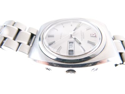 Lot 67 - Omega - Gentleman's Megaquartz 32Khz Day Date electronic wristwatch