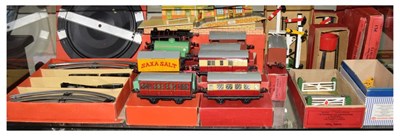 Lot 371 - Quantity of Hornby O gauge items