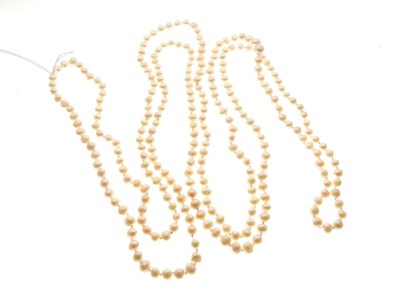 Lot 174 - Long string of freshwater pearls, and tinted pearl necklace, bracelet and ear studs