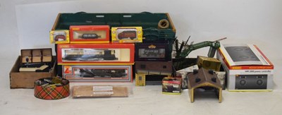 Lot 392 - Quantity of 00 gauge wagons, rolling stock and trackside accessories