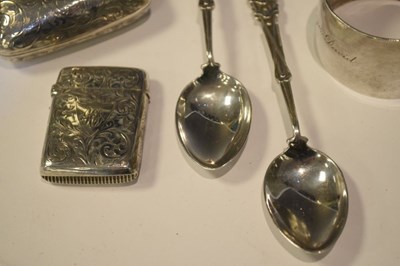 Lot 94 - Group of assorted silver