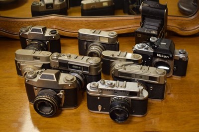 Lot 296 - Quantity of vintage cameras
