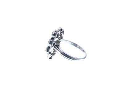 Lot 8 - Three-stone diamond ring