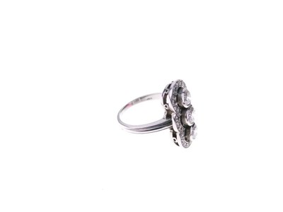 Lot 8 - Three-stone diamond ring