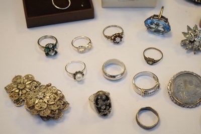 Lot 52 - Quantity of assorted silver and other dress jewellery