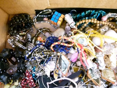 Lot 48 - Large quantity of costume jewellery