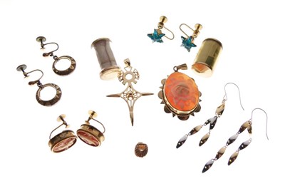Lot 43 - Assorted gold, yellow metal and unmarked jewellery