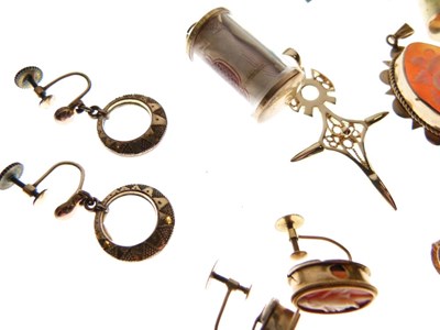 Lot 43 - Assorted gold, yellow metal and unmarked jewellery
