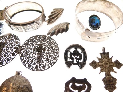 Lot 60 - Assorted silver, white metal and unmarked jewellery