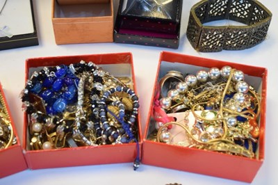 Lot 49 - Quantity of costume jewellery
