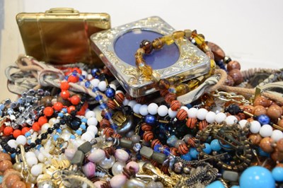 Lot 50 - Quantity of costume jewellery