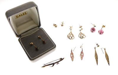 Lot 87 - Small quantity of jewellery including pair of 9ct gold drop earrings