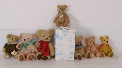 Lot 372 - Quantity of teddy bears