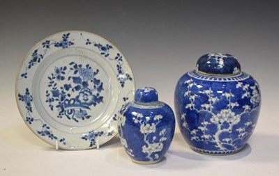 Lot 252 - Three items of Chinese blue and white porcelain