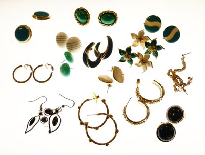 Lot 89 - Quantity of costume earrings