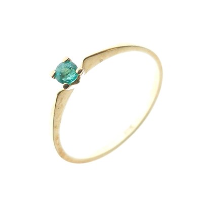Lot 35 - Single stone ring set small emerald-coloured stone