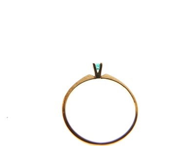 Lot 35 - Single stone ring set small emerald-coloured stone