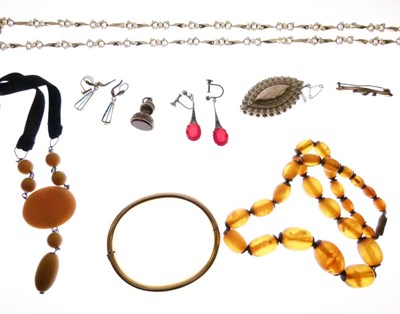 Lot 96 - Amber necklace, silver brooch, and sundry costume jewellery
