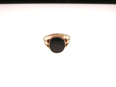 Lot 37 - Victorian 15ct gold signet ring