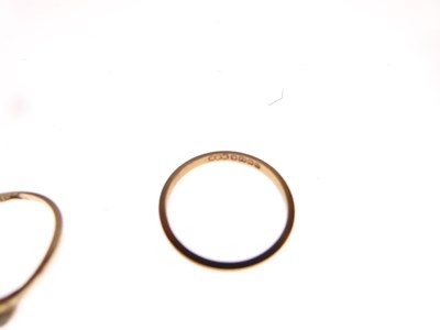 Lot 39 - Three assorted gold rings